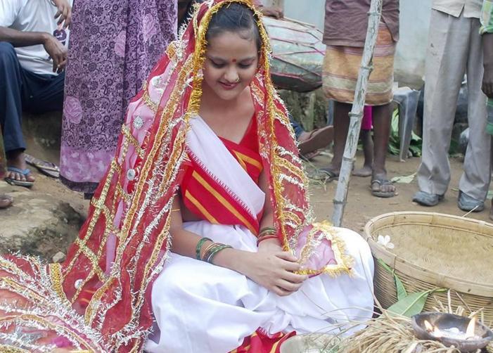 印度美女摆摊卖咖喱米饭,印度女人摆地摊