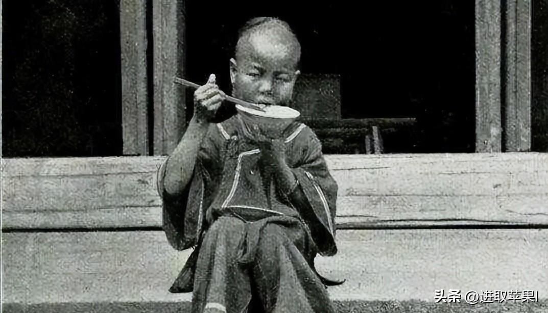 50年代处刑老照片图文,晚清犯人被打板子