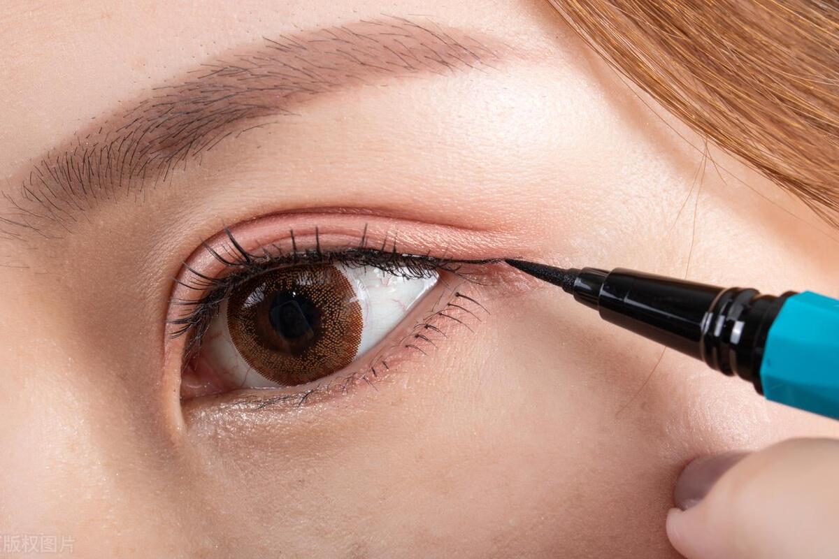 新手画眼线单眼皮外眼线,单眼皮怎么用液体眼线画眼线
