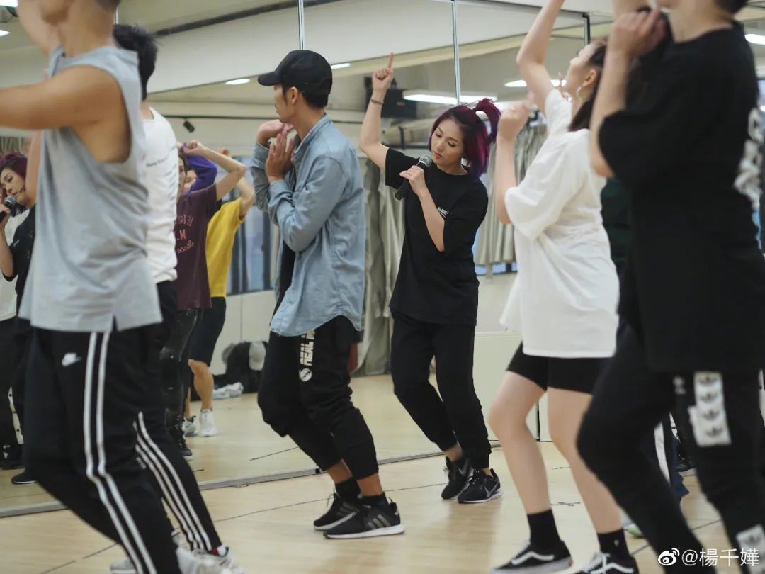 放下来活下去杨千嬅,杨千嬅坚强勇敢的时候