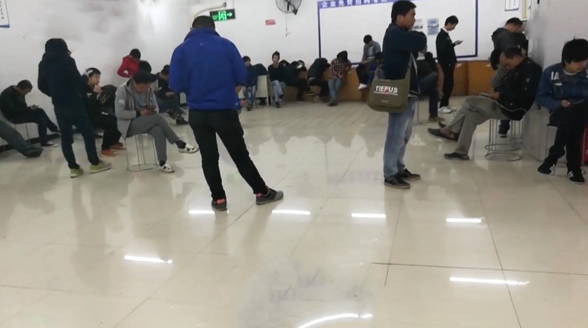 深圳“三和大神”，学历低却不想干活，专做日结工，干一天玩三天