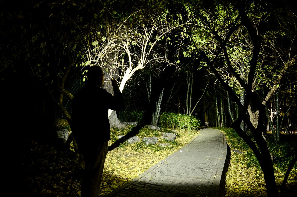 黄白光自由切换两用头灯,泛光和远射一体头灯