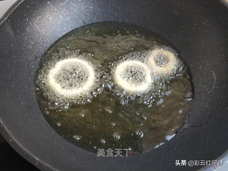 炸洋葱圈香酥脆脆的好吃,炸洋葱圈有什么功效