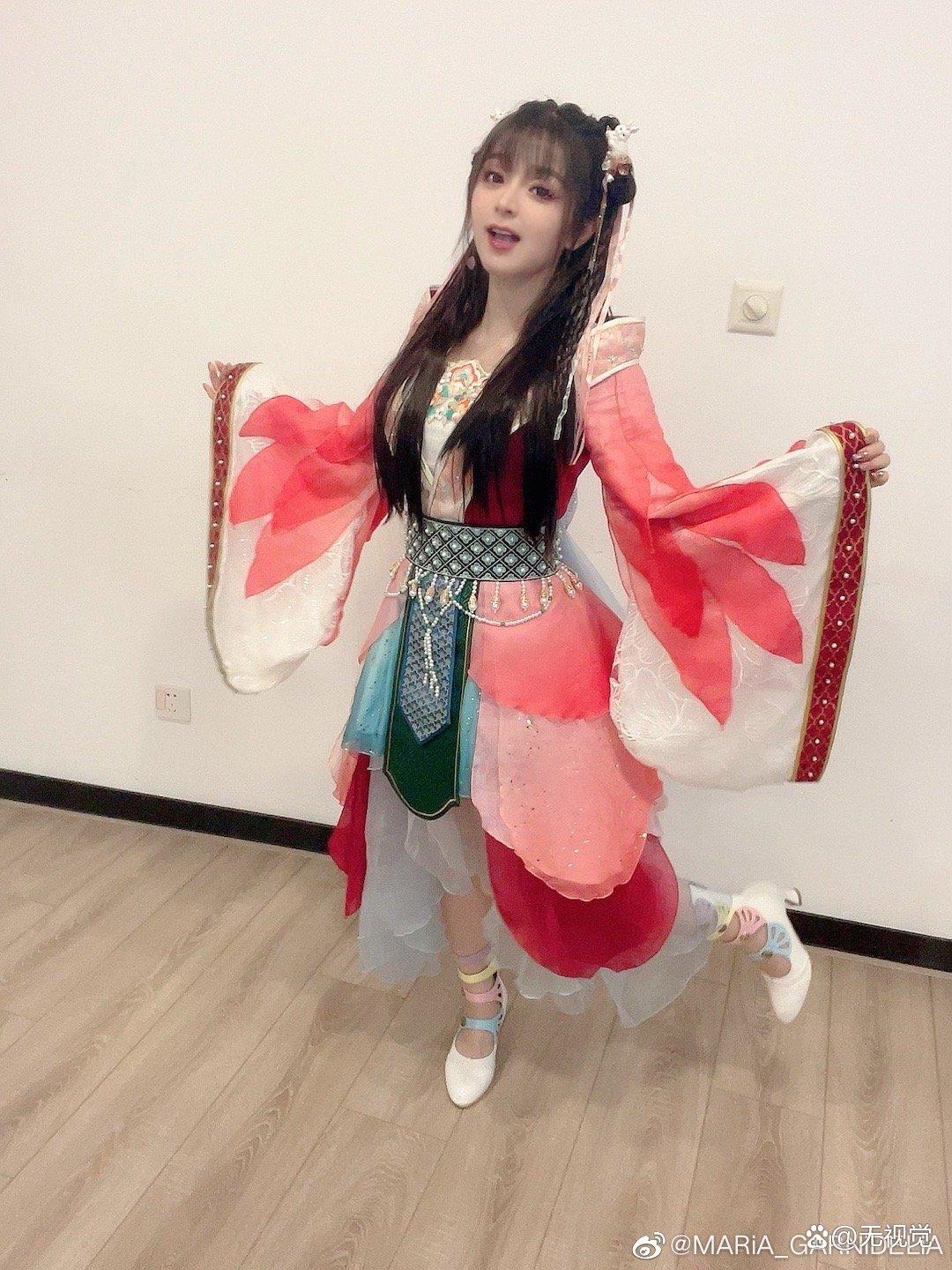 美依礼芽和凤凰传奇合作跳舞,美依礼芽的舞怎么跳