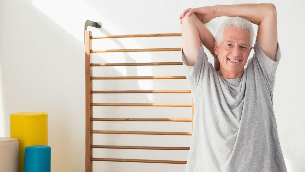 老人摔了后如何饮食,老人为什么一摔跤就骨折