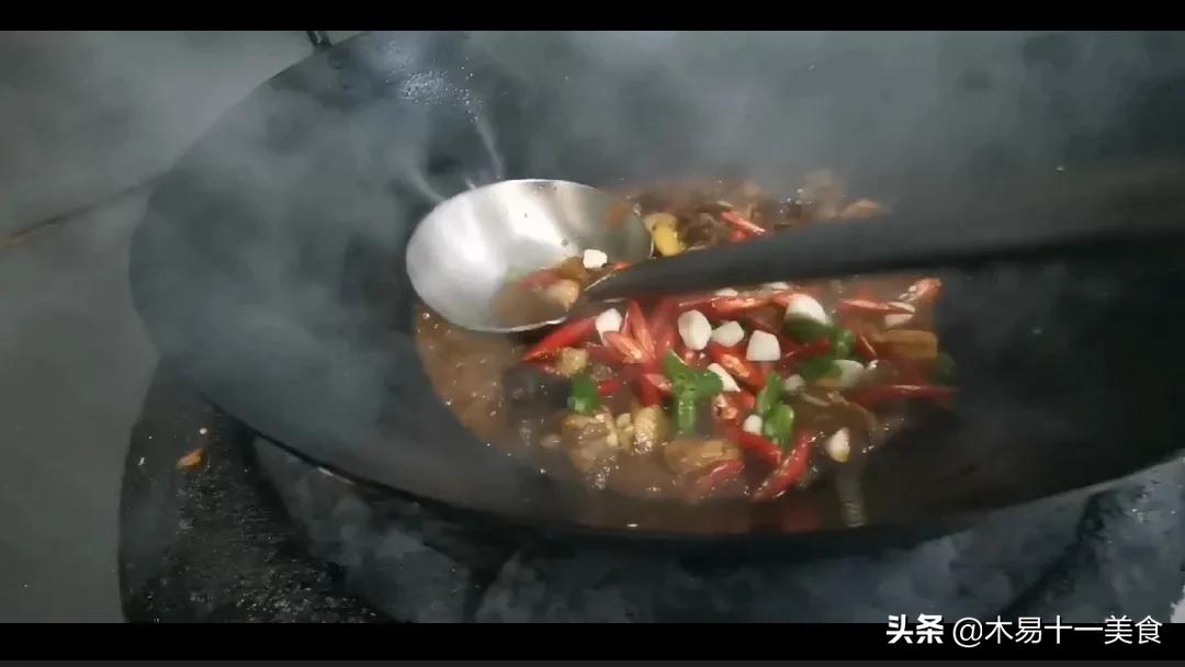 饭店大厨制作炒鸡视频,生炒小公鸡正宗做法