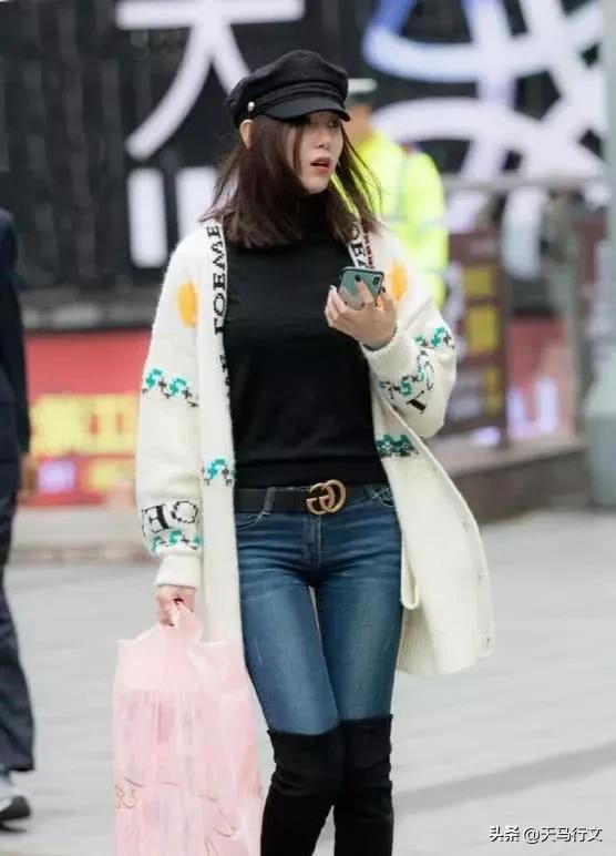 简单大方的牛仔裤穿出轻熟美感,牛仔裤的时尚搭配穿出独特的美