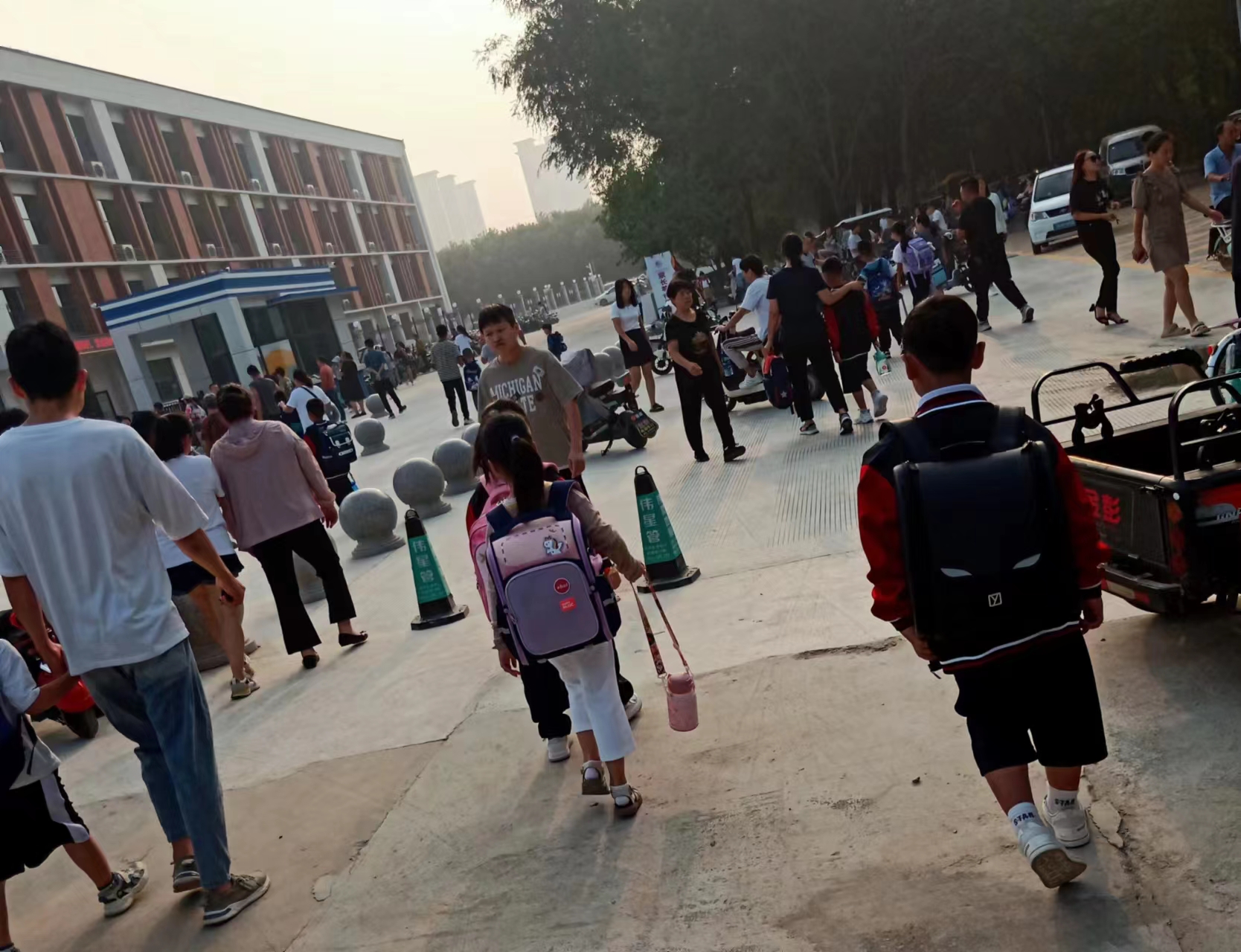 一年级孩子不愿意上学，专家建议家长每天接孩子时做这件事