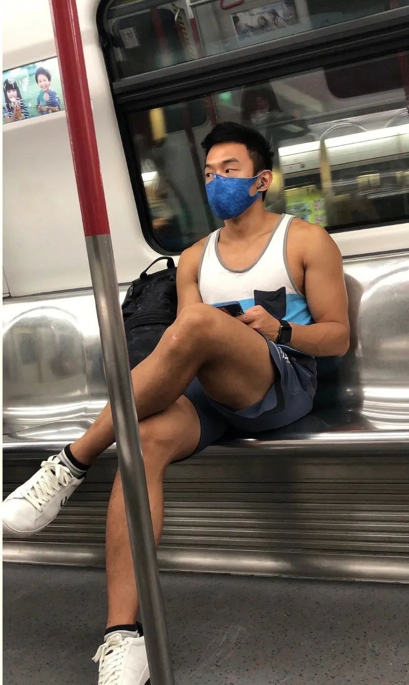 网友在路上拍到高中生,网友拍下地铁上一幕