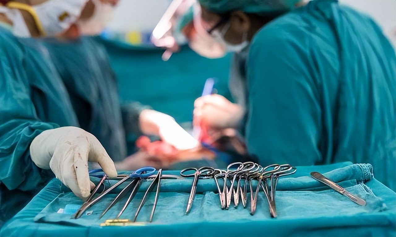 手术时，为啥切开皮肤几乎不出血，生活中稍微划破就会流血呢？