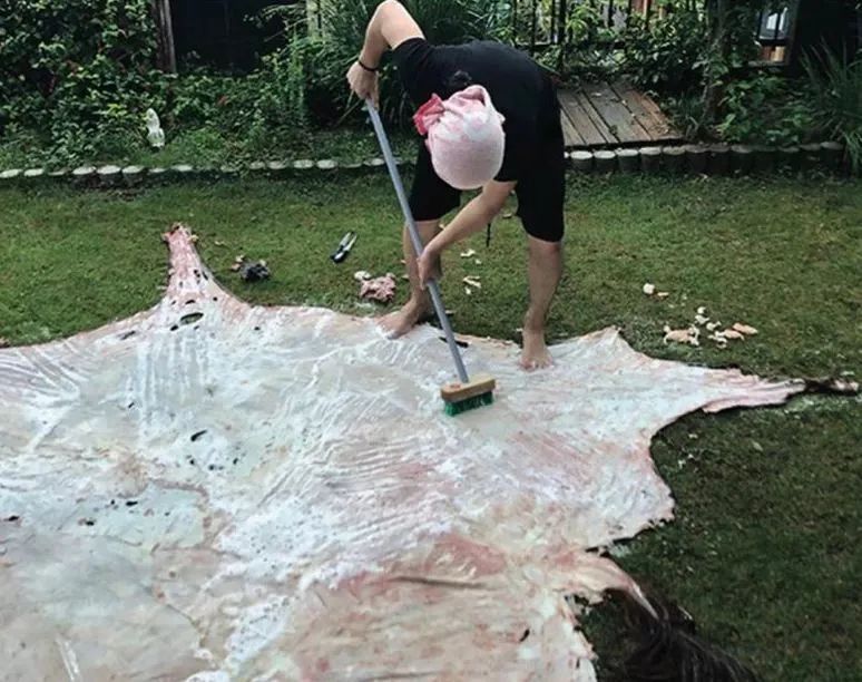 将鲜花封存,变成华服,玩转自然材料的日本设计师