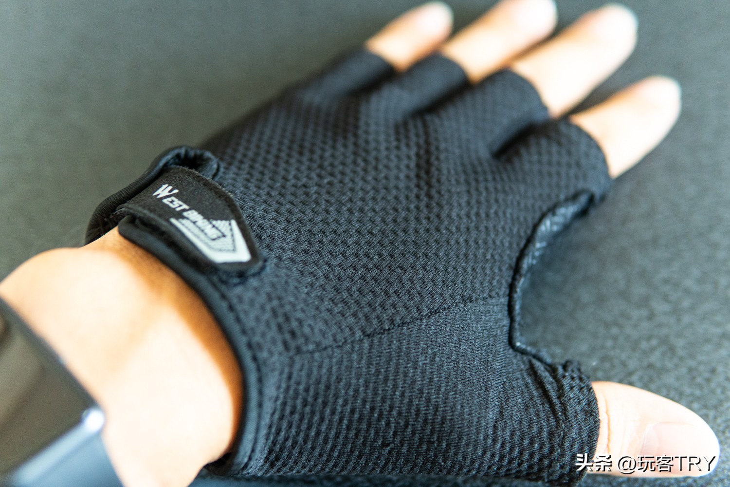 10样总价500元的新人骑行装备，包括头盔、德规车灯、智能手环