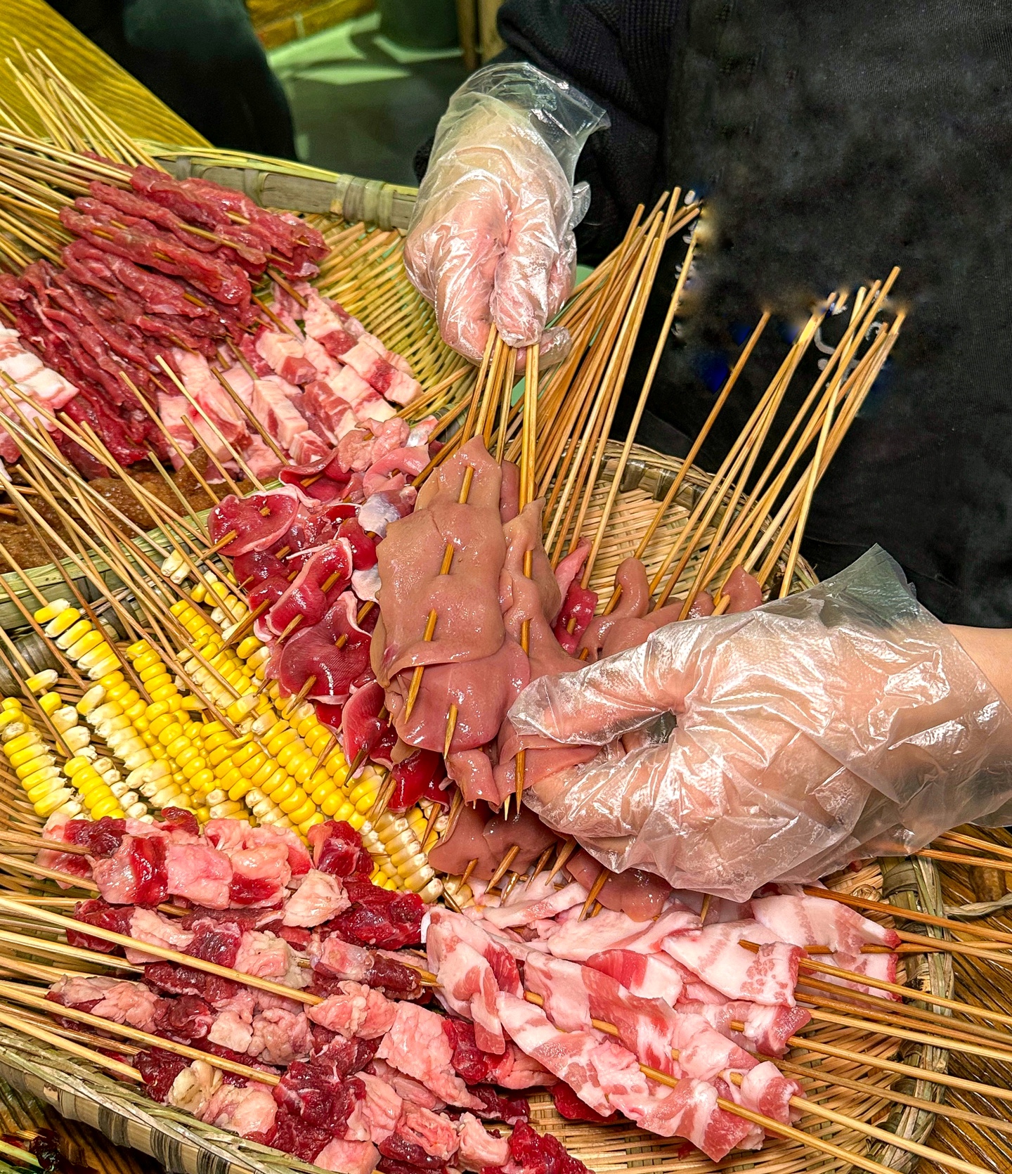 90后小夫妻摆摊卖烧烤,90后摆摊烧烤每个月8万