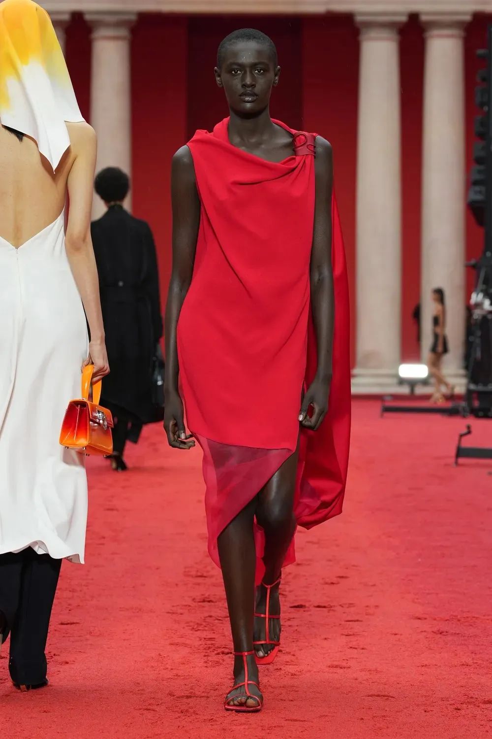 米兰时装周入选前十唯一华人,米兰时装周第一排坐的谁