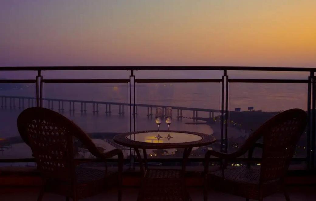 装修封阳台开窗中间好还是两边好,装修推拉门封阳台效果