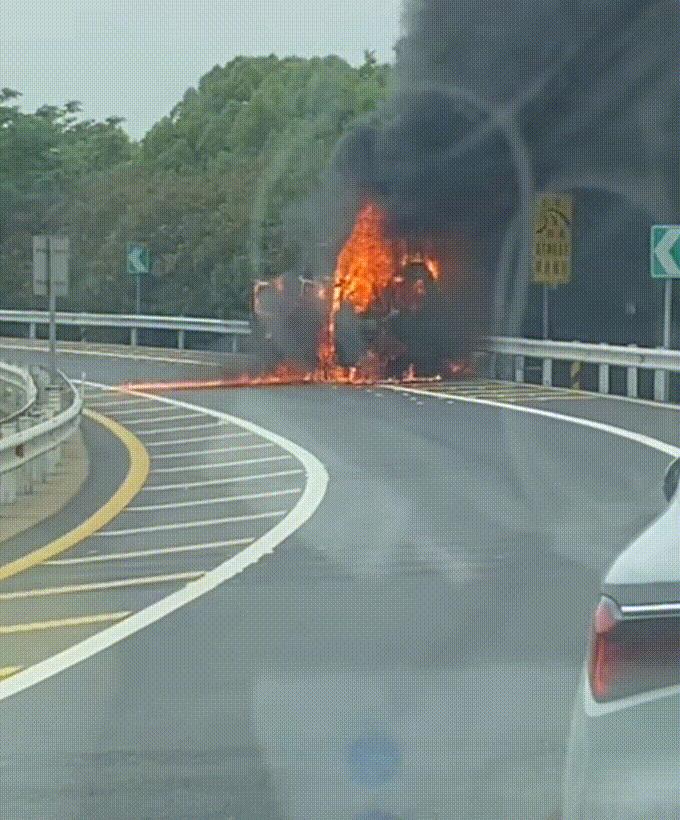 昆山蝶湖湾着火,昆山蝶湖湾楼顶死亡事件
