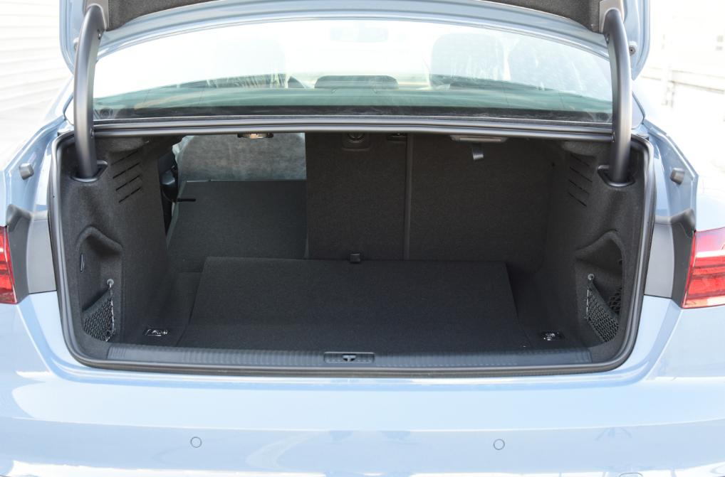 奥迪a4l不如宝马三系吗,a4l奥迪2019款会停产吗