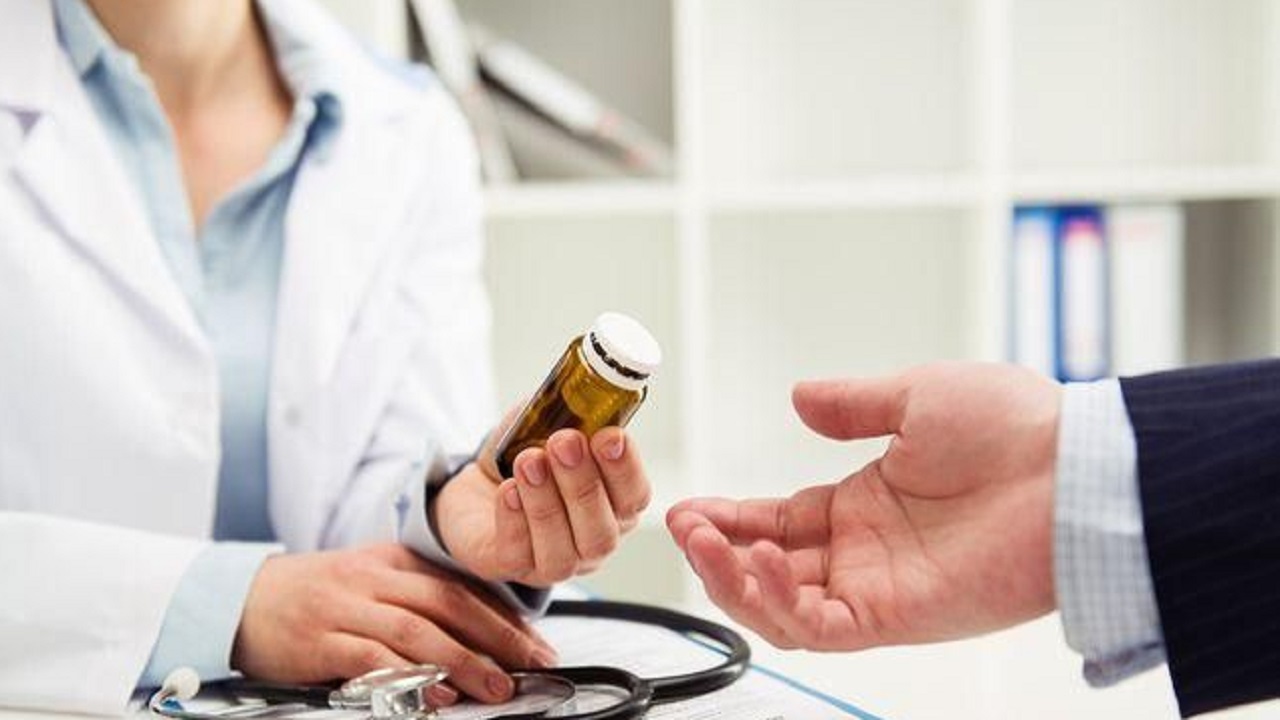 口腔溃疡维c和药物谁更有用,治疗口腔溃疡你只知道维c吗