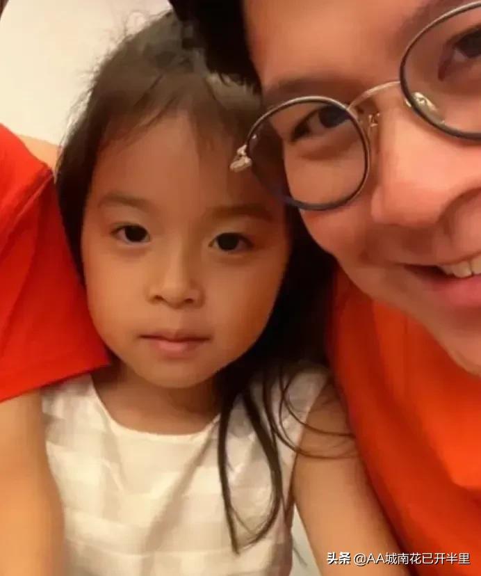 霍启刚晒仨娃吃饭照片非常接地气,霍启刚晒儿子