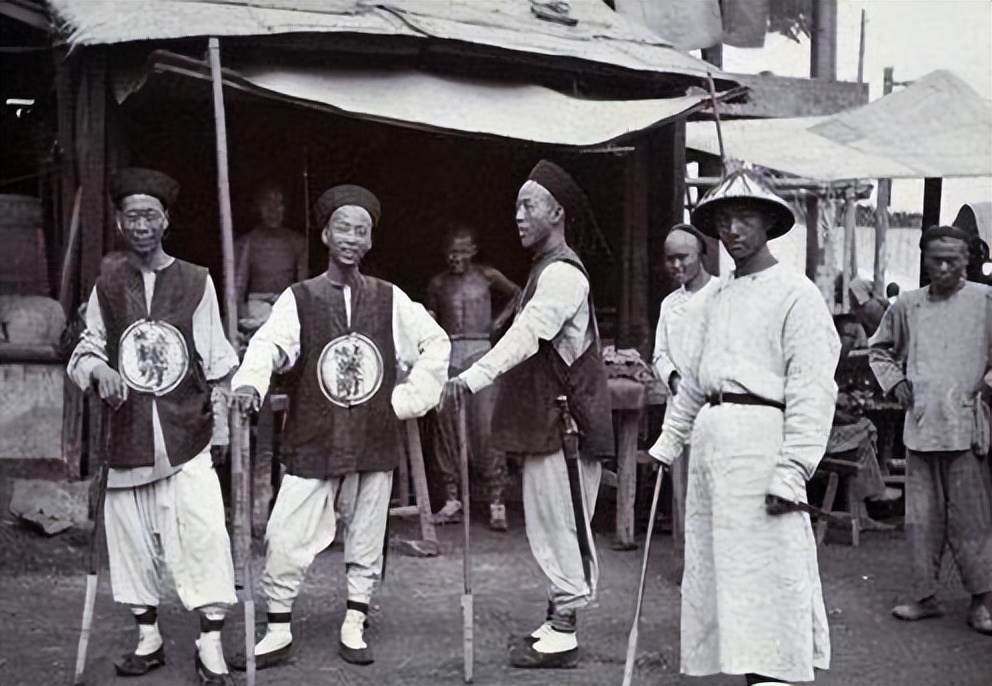 清军胸前的兵勇丁卒有何深意,清朝衣服勇卒兵丁是什么意思