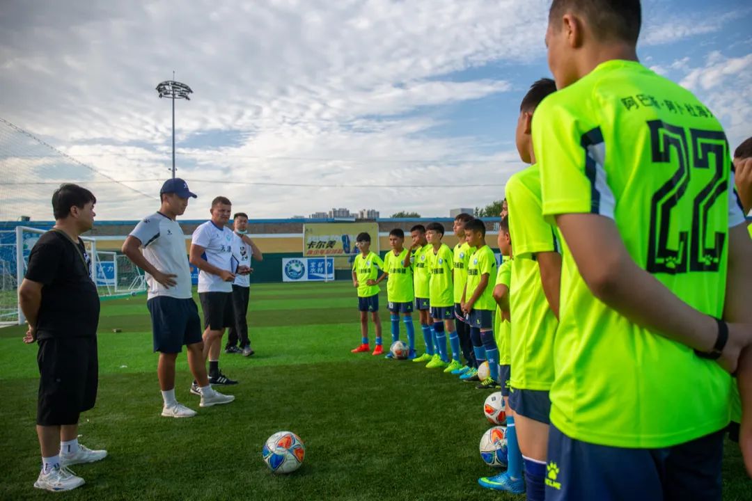 “十城带百县”助力乡村振兴|*疆新**和田足球小巴郎感受天津足协外教训练指导现场观战津超赛事