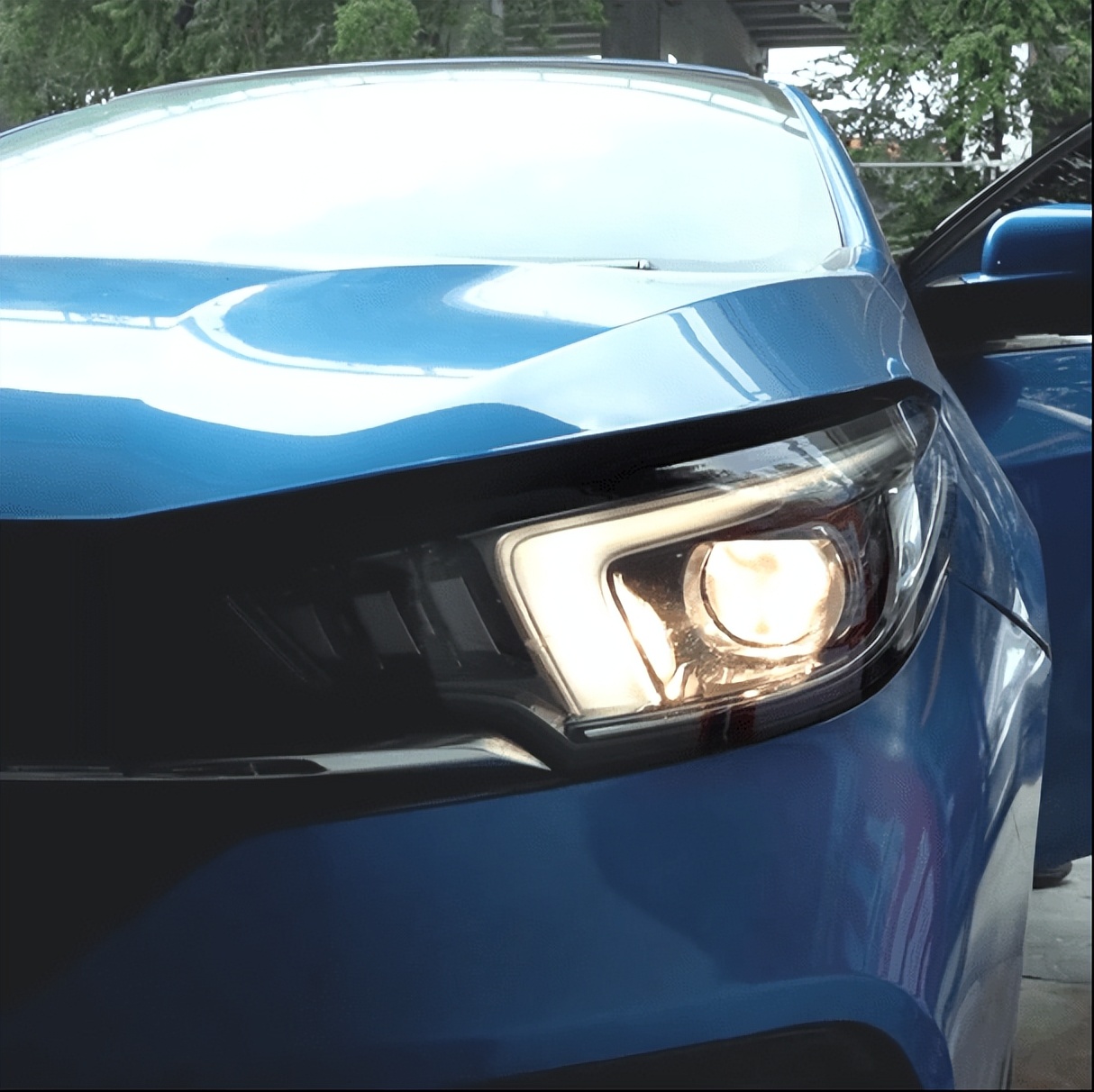 原车led灯可以更换氙气灯和卤素灯,卤素灯氙气灯led灯分别能用多久