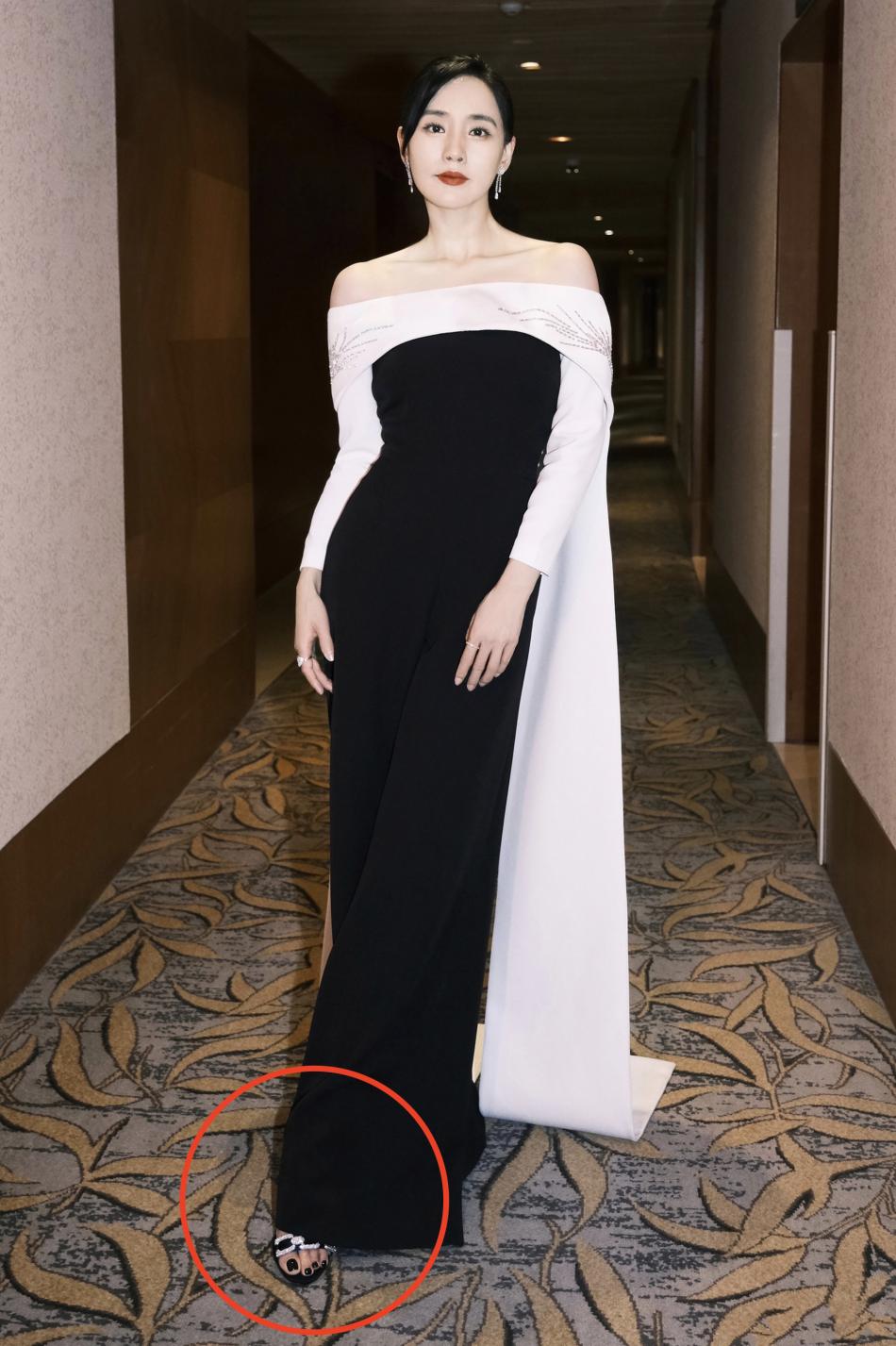 女明星为什么忍痛穿尖头高跟鞋,女明星穿超高防水台高跟鞋