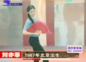 看合影才知道刘亦菲有多美,看了刘亦菲和素人的合影