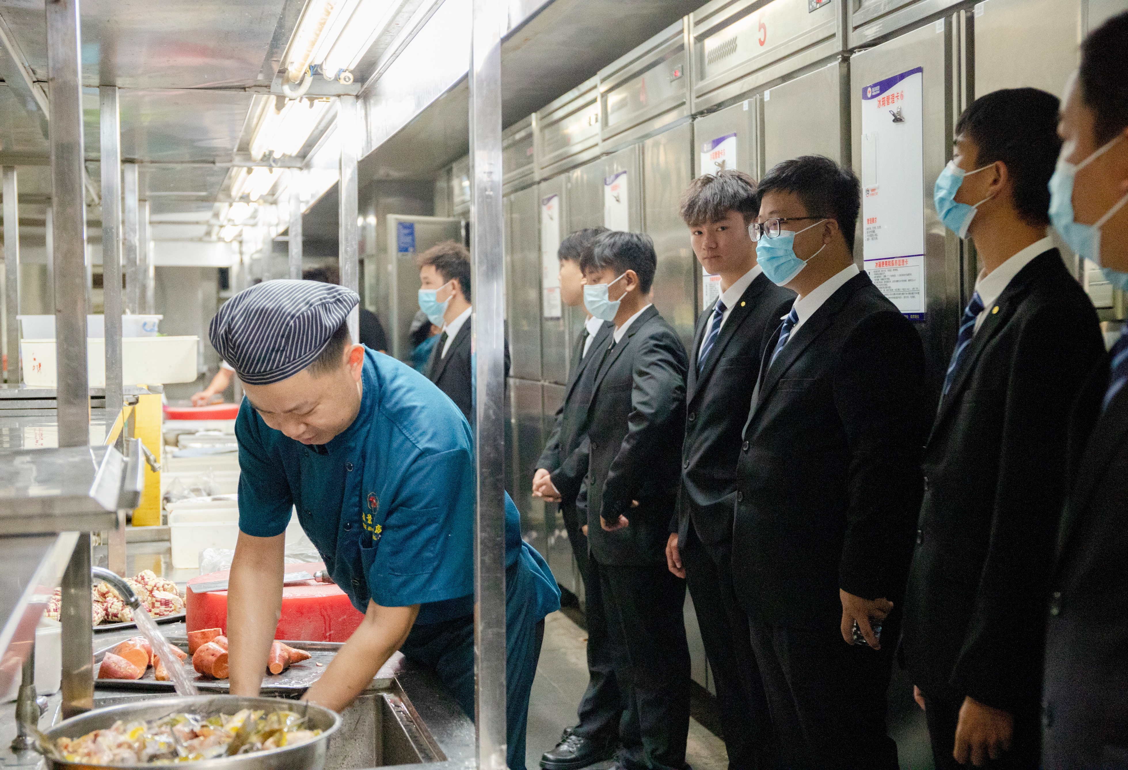 现在去学厨师还有前景吗,厨师有前途吗发展前景怎么样