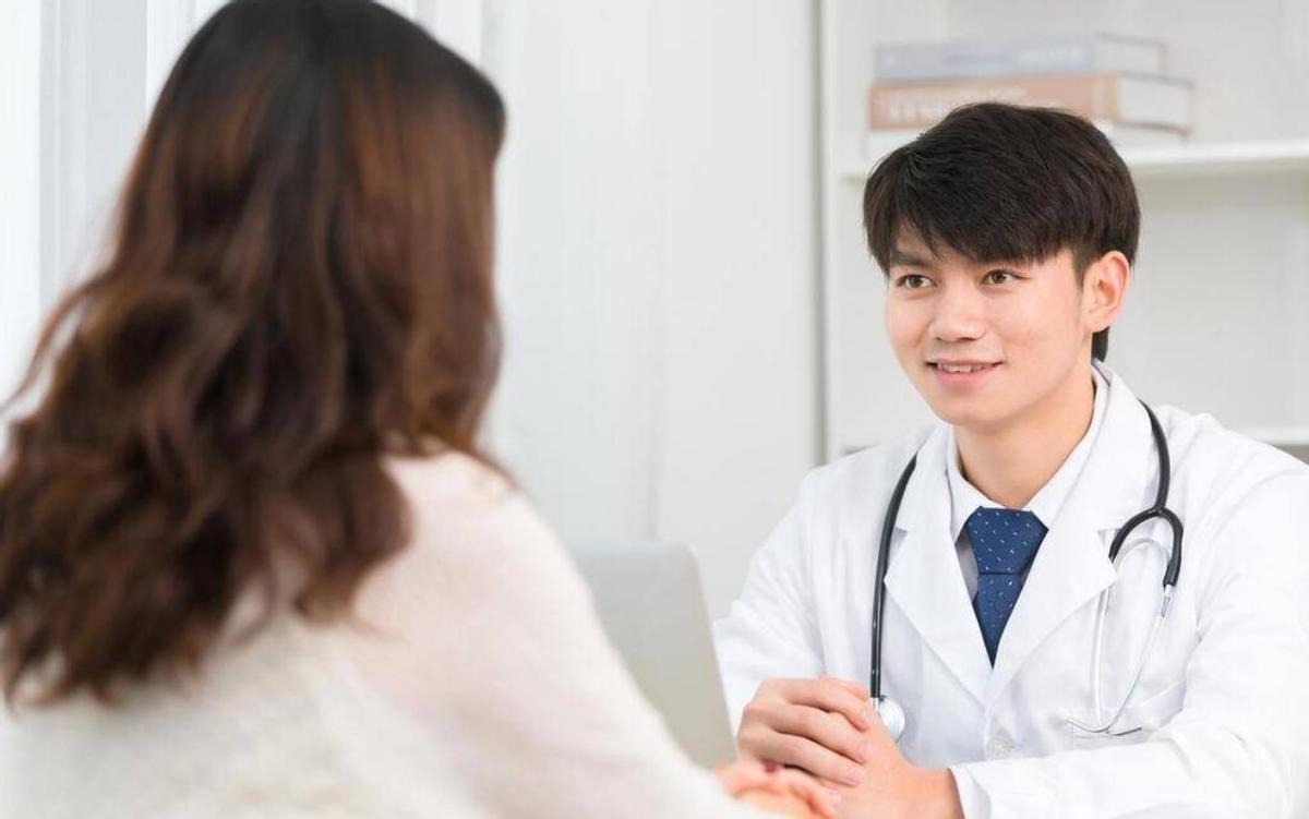 女子身上长虫医生拿镊子治疗,医生从女子腹痛取出长虫