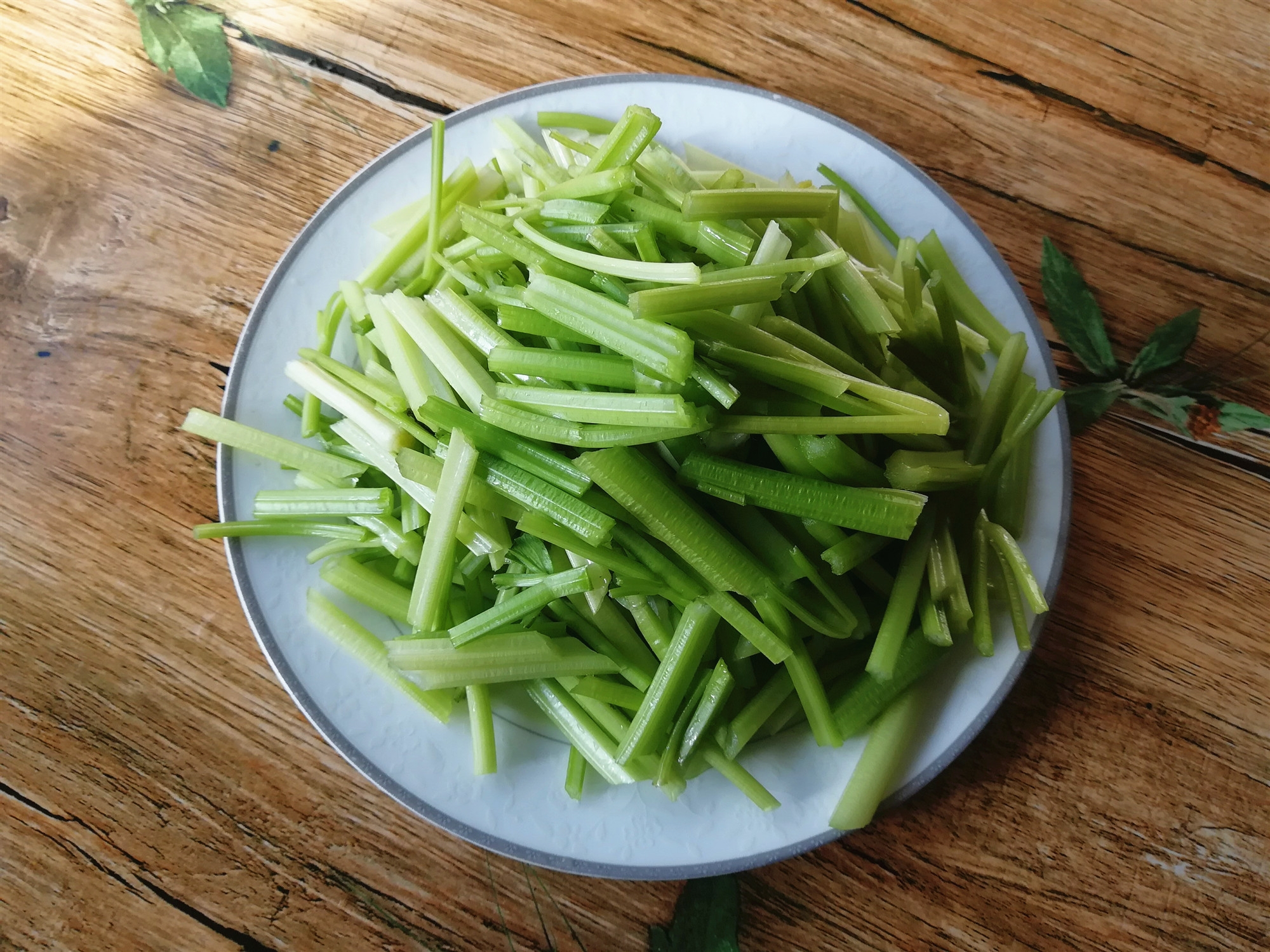 80岁老人吃芹菜有什么功效养身,土豆和芹菜的功效与作用