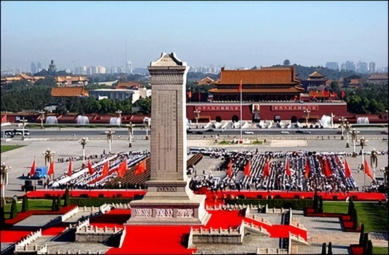 五上方寸的《五四运动》浮雕