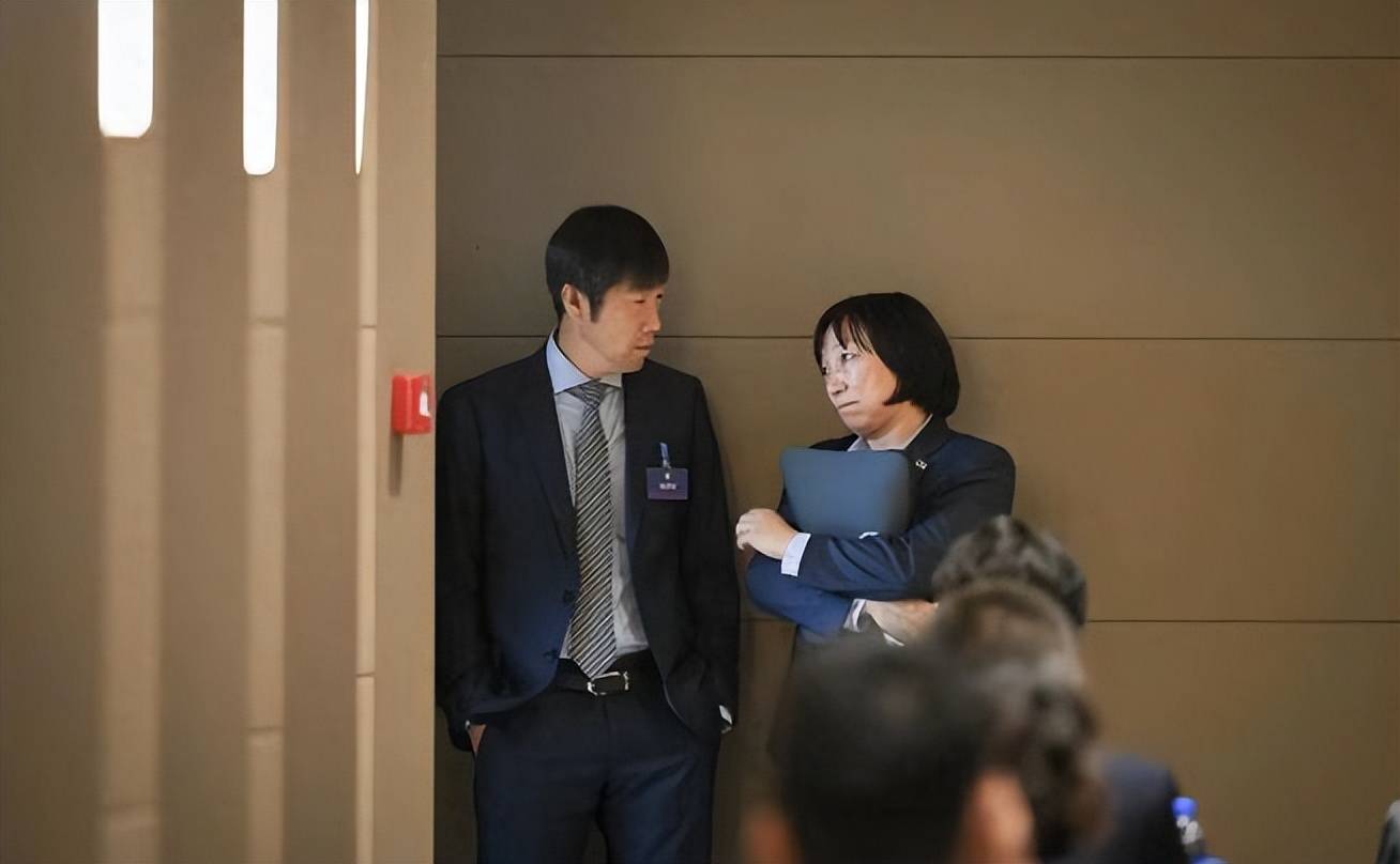 革新足球,蓝天白云下的足球