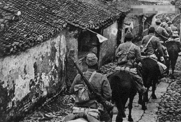 抗战日军单兵作战真实纪录片,真实记录日寇抓了两个娃娃兵