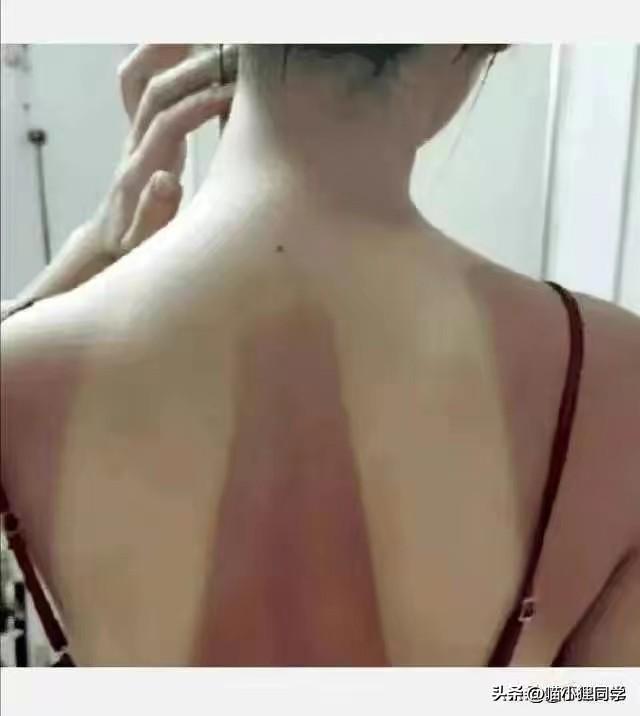 笑死了，女朋友说她昨晚游泳去了，这晒痕就是最好的证明