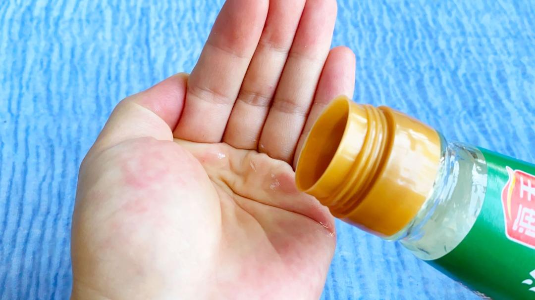 白醋放手上搓一搓有什么用,白醋倒在手心里有什么作用