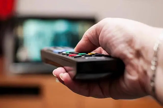 不充钱连新闻联播都看不了？人民日报发文，撕下电视厂商的遮羞布