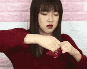 妹子注意点吧，你这姿势太不雅观了，在公共场合还是收敛点吧。