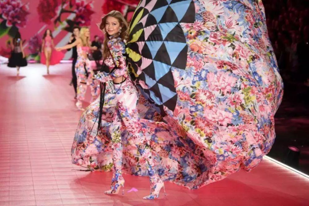 加拿大鹅羽绒服东北风格,加拿大鹅推出大花袄