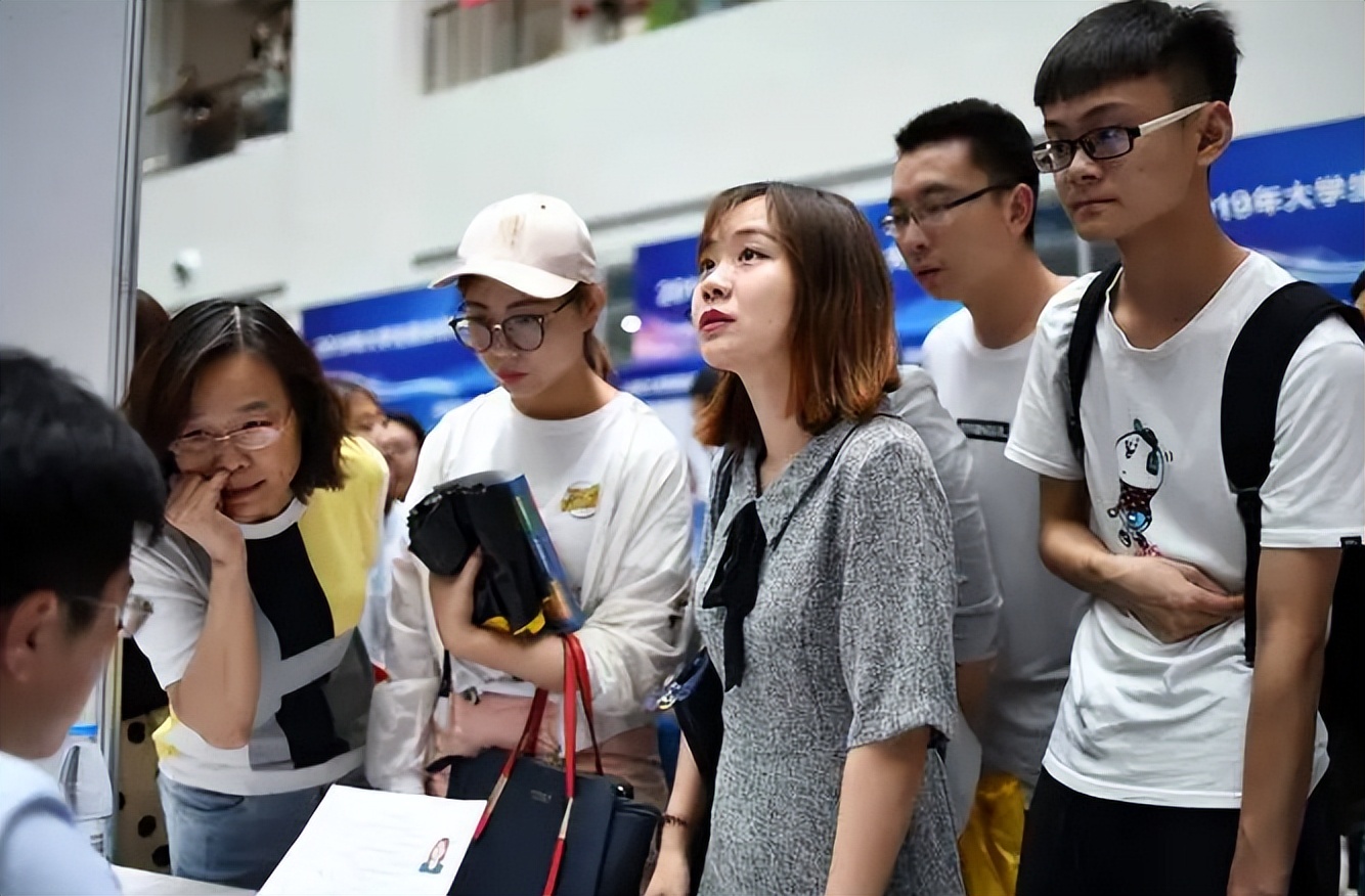 大学生运动会女生火了：清纯校花天花板，女生：满满的都是心机