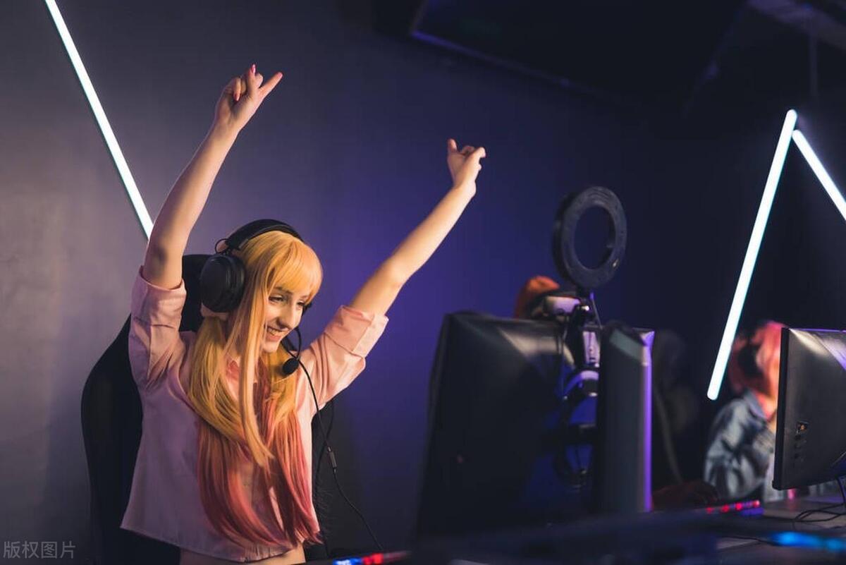 离婚女人摆摊创业成功挣100万,女人开网吧亏50万