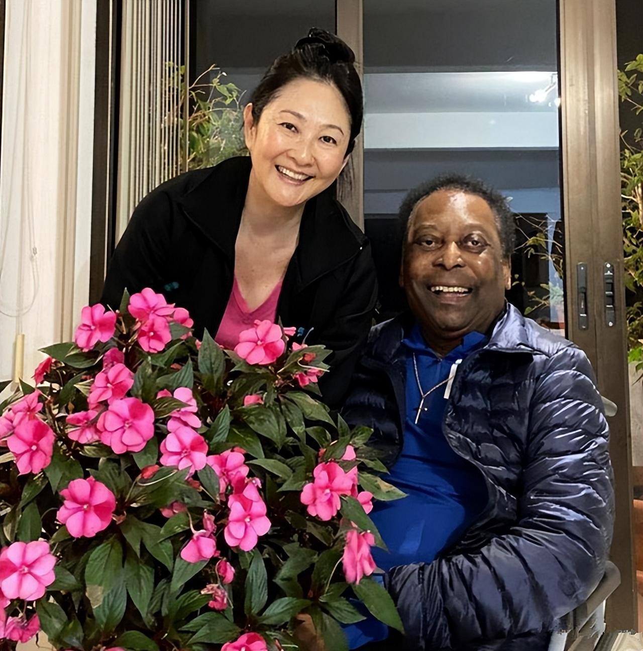 球王贝利传奇的一生仅17岁,贝利日本妻子