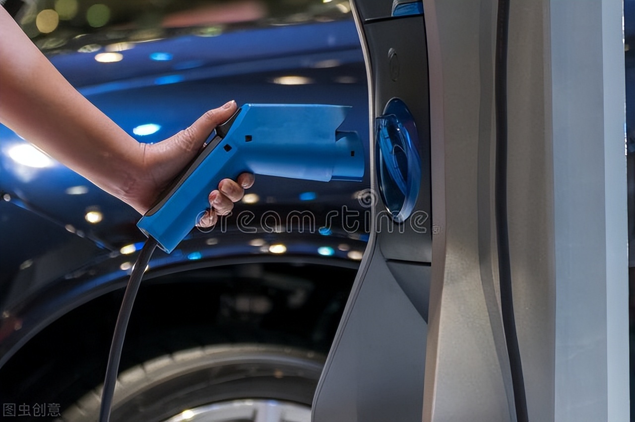 成都限电下的纯电网约车,成都网约车新能源充电排队