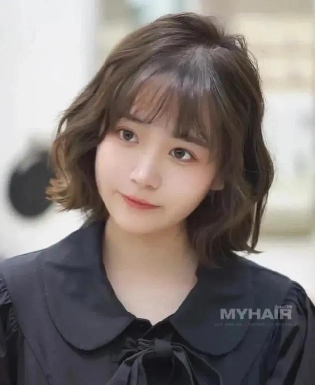 2019适合圆脸的锁骨烫发最流行,女生圆脸适合的露耳短发烫发