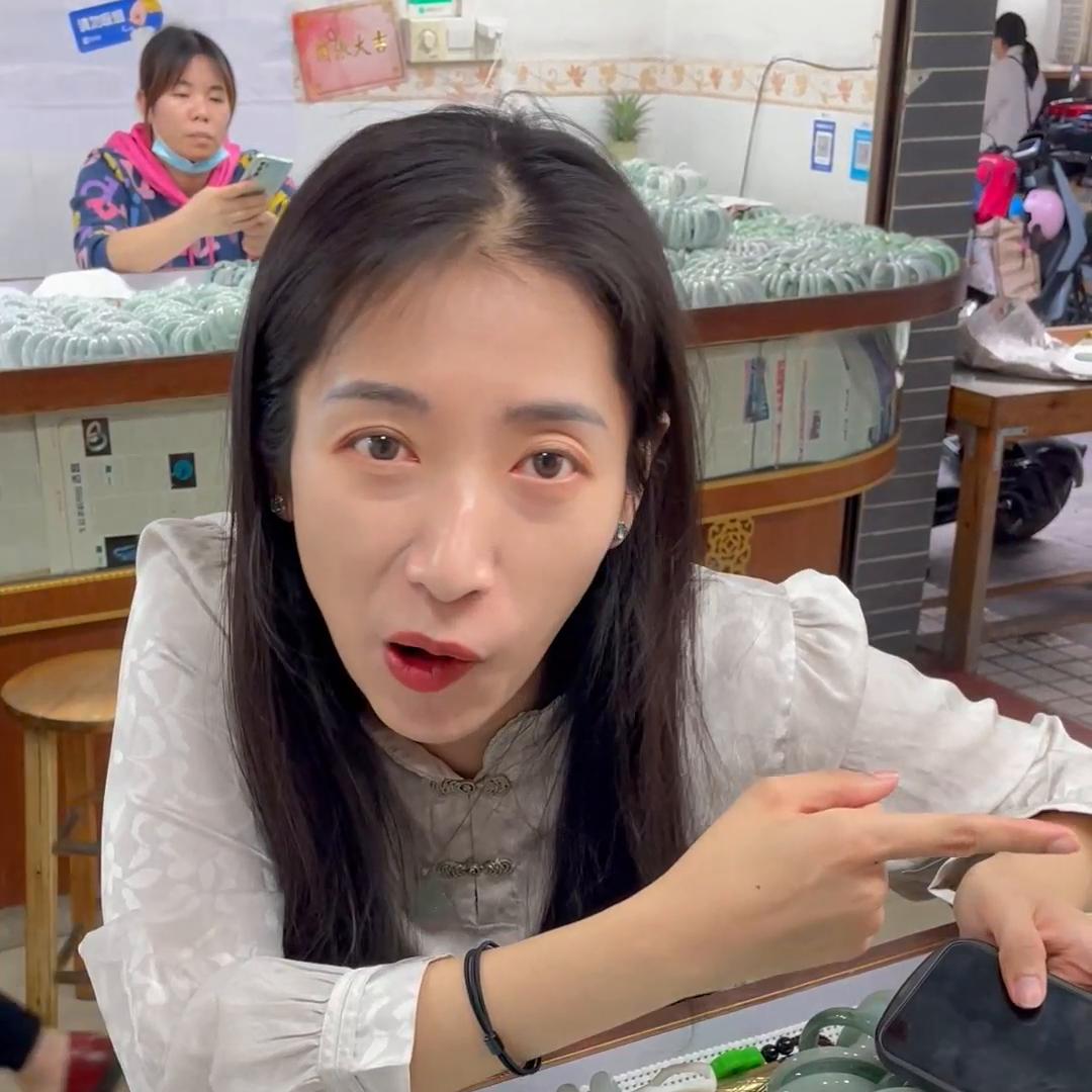 收!收!收!经不起诱惑的女人,一个档口收三手@抖音短视频