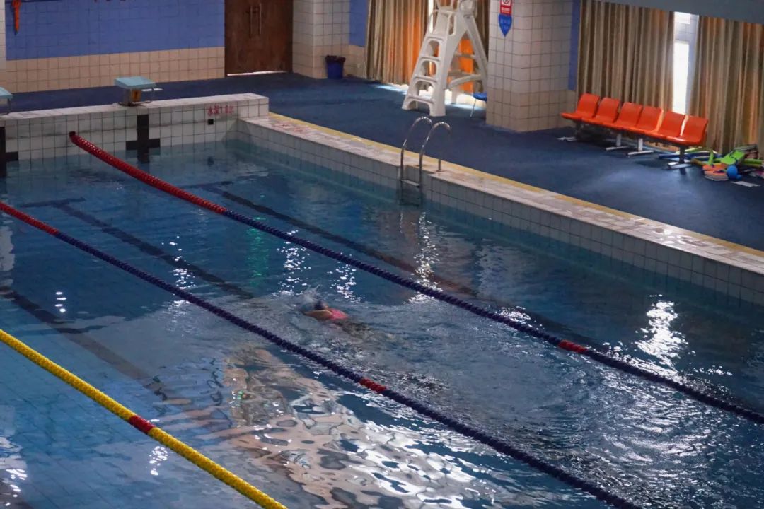 穿越五块石的百米窄巷，打开铁半城的光