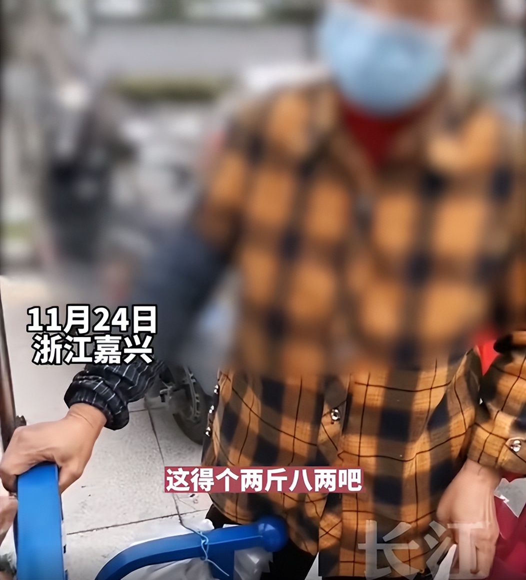 男子买四个烤红薯，摊贩大妈说4斤重收35元，回家一过秤只有2.5斤