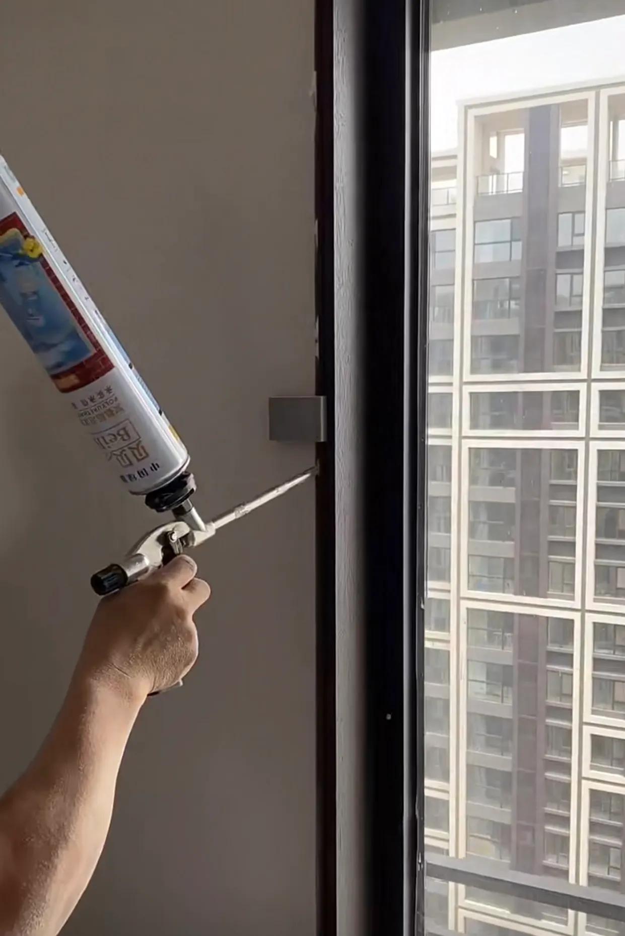 跑了10个工地现场,我终于明白了实木烤漆窗套和不锈钢窗套的区别