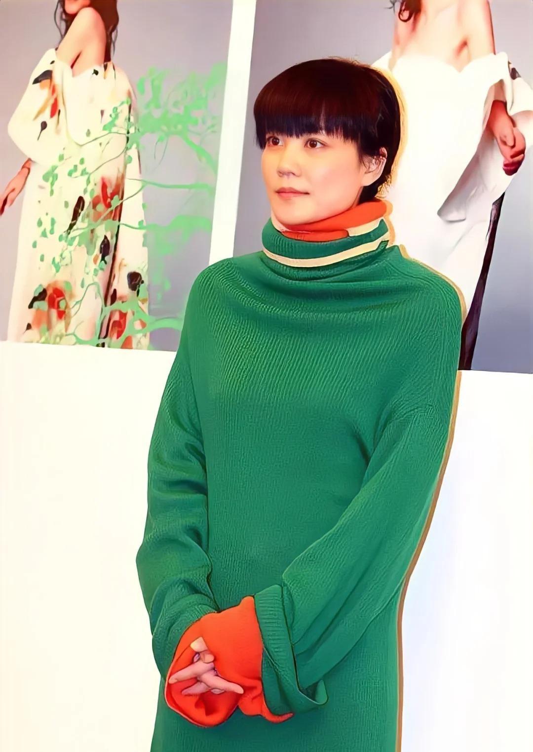 卑鄙龌龊老照片：*楼青**女子妖娆多姿，妇女露胸喂奶被孩子撕扯衣服