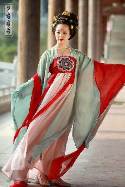 五十六个民族之柯尔克孜族服饰,五十六个民族服饰合集满族